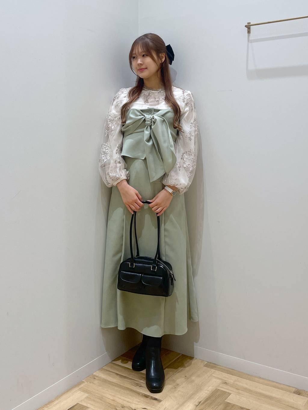 mysty womanの【上西星来さん着用アイテム】フローラルレース刺繍ロングスリーブブラウスを使ったコーディネートを紹介します。｜Rakuten Fashion(楽天ファッション／旧楽天ブランドアベニュー)5029979