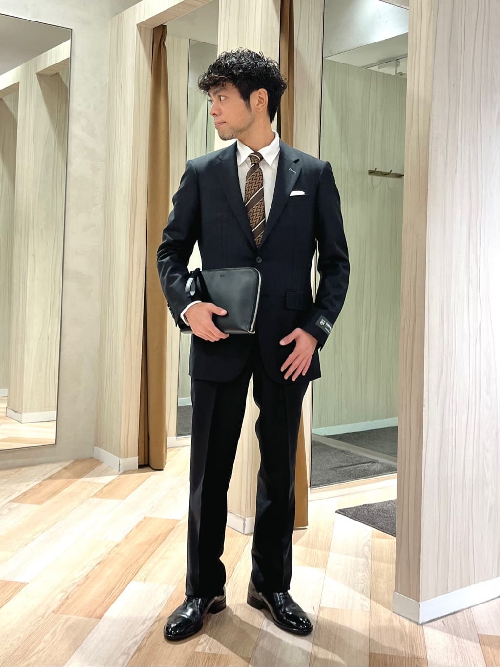 TAKEO KIKUCHIの【ベーシック】レザー クラッチバッグを使ったコーディネートを紹介します。｜Rakuten Fashion(楽天ファッション／旧楽天ブランドアベニュー)5065254