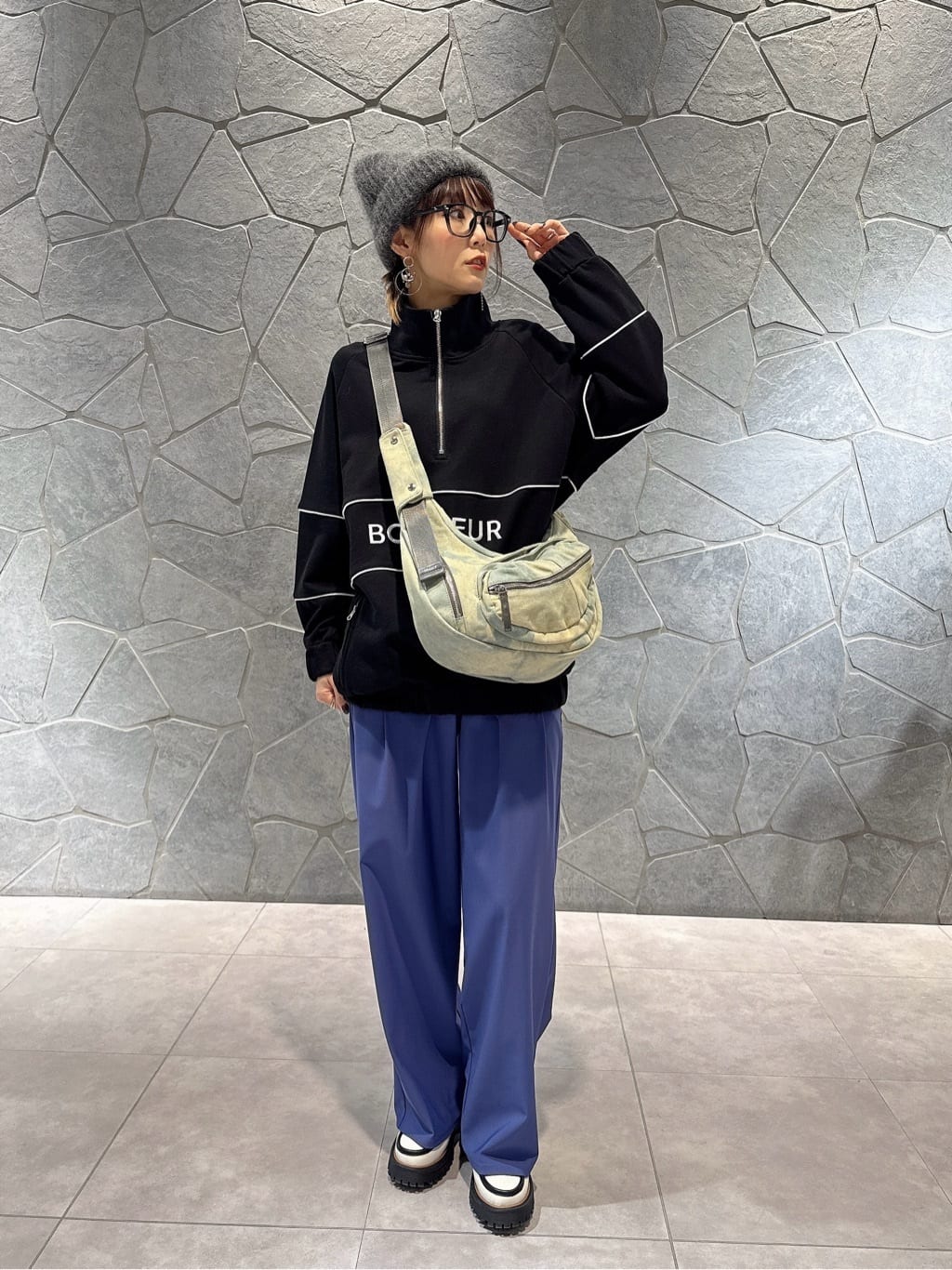 Vinのストレッチカラーイージーパンツを使ったコーディネートを紹介します。｜Rakuten Fashion(楽天ファッション／旧楽天ブランドアベニュー)5076354