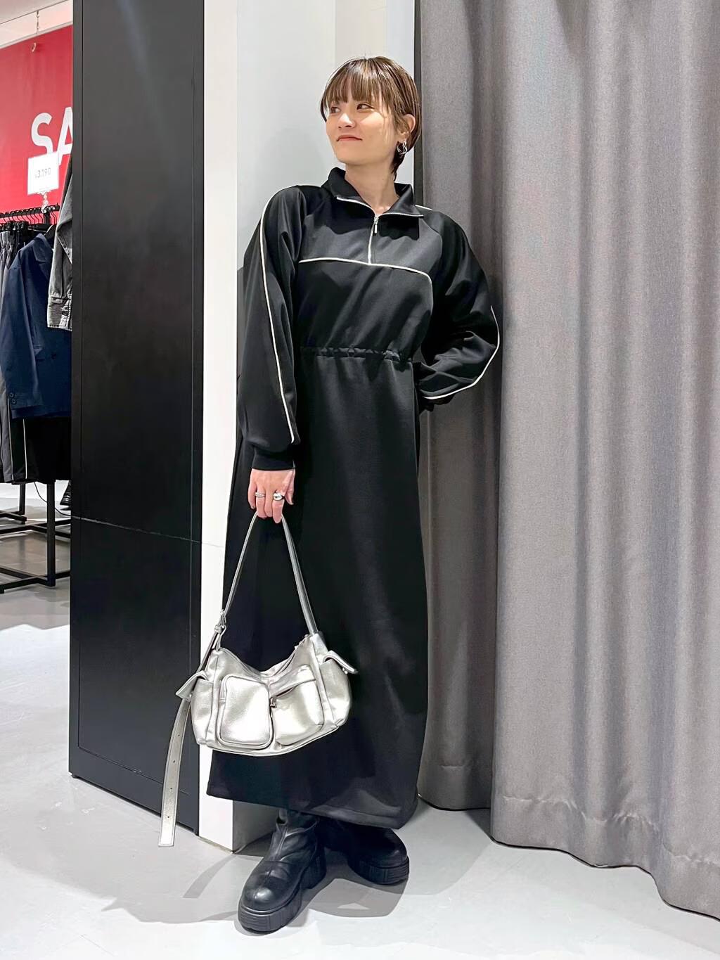 LAKOLEのパイピングトラックワンピースを使ったコーディネートを紹介します。｜Rakuten Fashion(楽天ファッション／旧楽天ブランドアベニュー)5118807