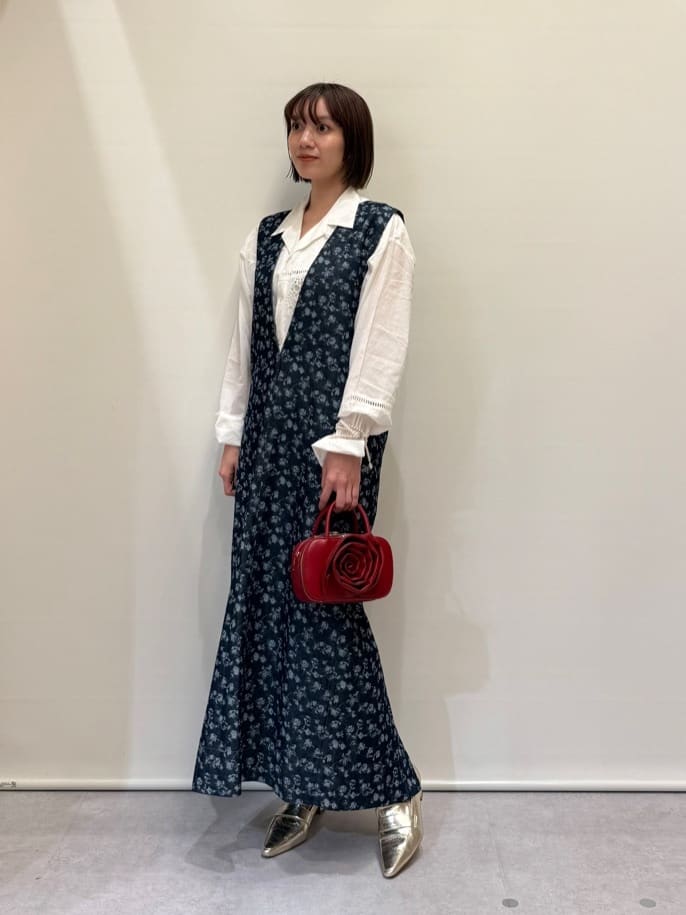 Vinのボタニカルジャガードデニムジャンパースカートを使ったコーディネートを紹介します。｜Rakuten Fashion(楽天ファッション／旧楽天ブランドアベニュー)5124406