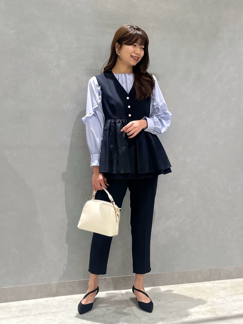 Vinのセンタープレステーパードパンツを使ったコーディネートを紹介します。｜Rakuten Fashion(楽天ファッション／旧楽天ブランドアベニュー)5145957