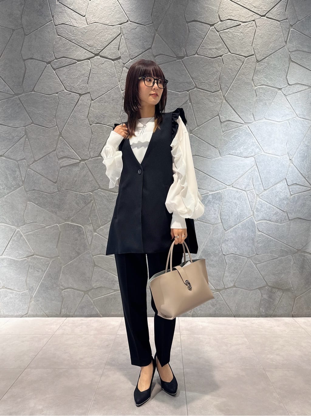 LASUDのプリーツフロントフリルブラウスを使ったコーディネートを紹介します。｜Rakuten Fashion(楽天ファッション／旧楽天ブランドアベニュー)5154296