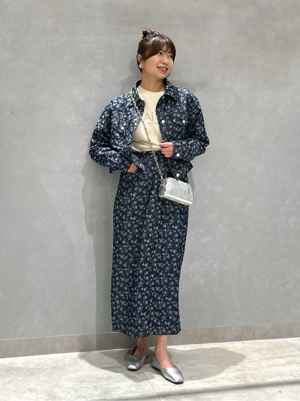 Vinのボタニカルジャガードデニムスカートを使ったコーディネートを紹介します。｜Rakuten Fashion(楽天ファッション／旧楽天ブランドアベニュー)5155744