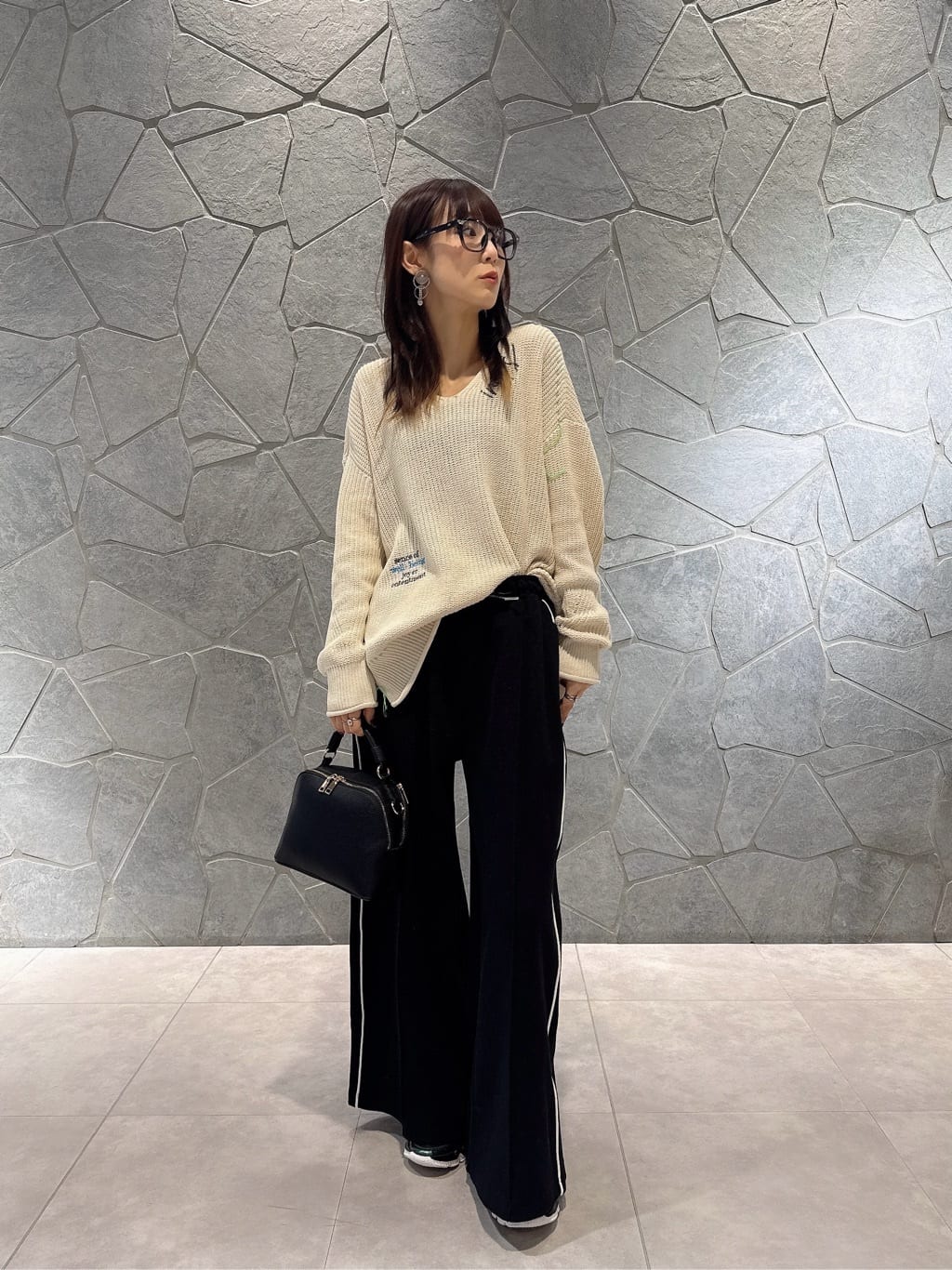 Vinのレター刺繍ニットプルオーバーを使ったコーディネートを紹介します。｜Rakuten Fashion(楽天ファッション／旧楽天ブランドアベニュー)5159119