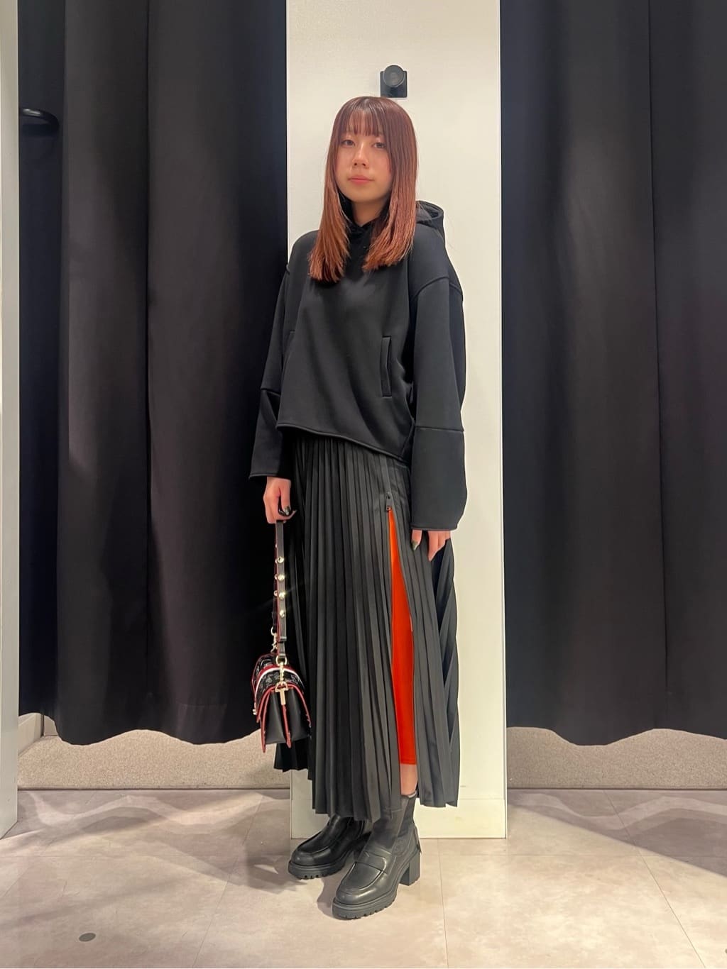 Vinのファスナースリットプリーツスカートを使ったコーディネートを紹介します。｜Rakuten Fashion(楽天ファッション／旧楽天ブランドアベニュー)5161628