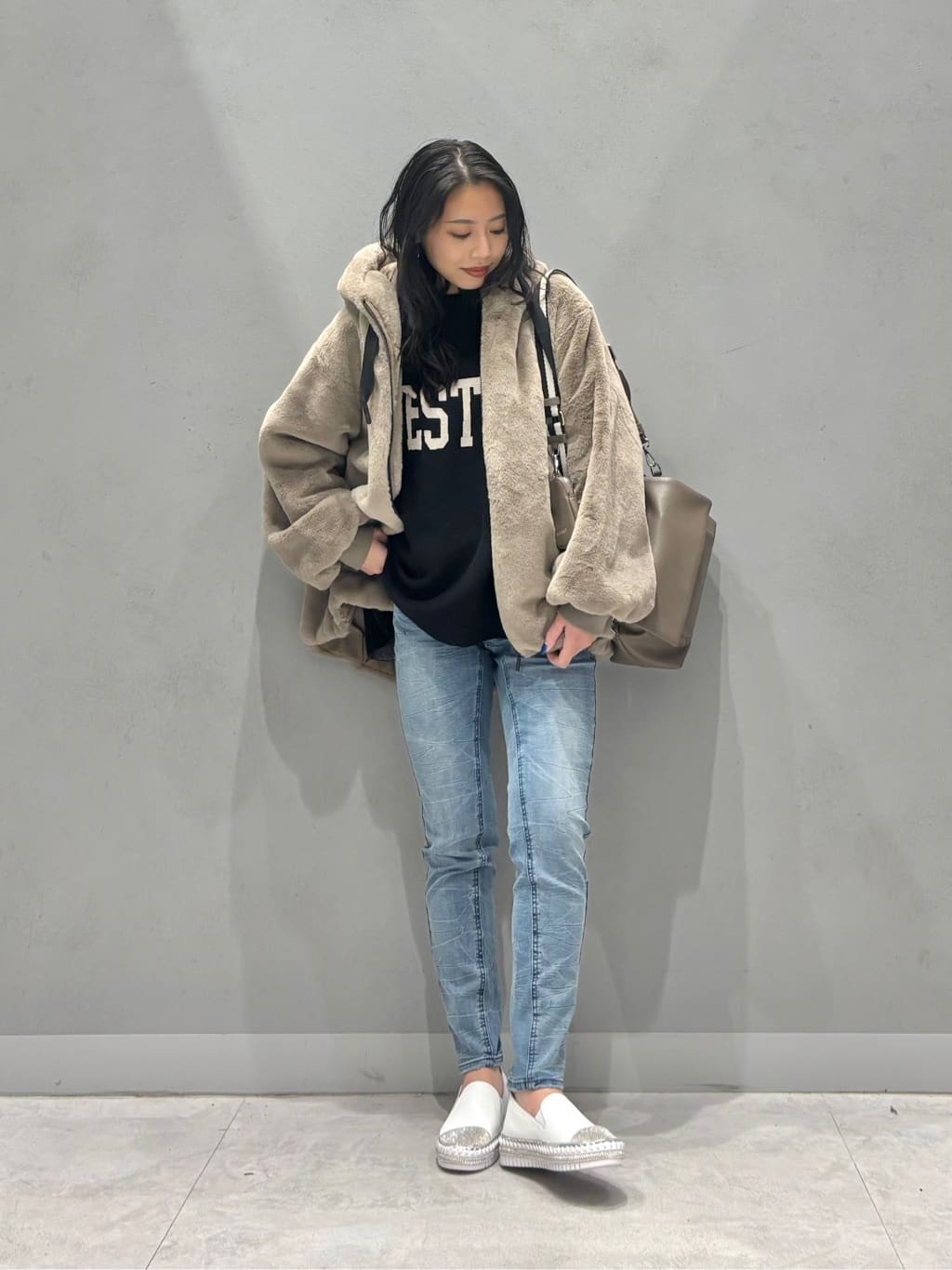 Vinのストーンウォッシュストレッチデニムパンツを使ったコーディネートを紹介します。｜Rakuten Fashion(楽天ファッション／旧楽天ブランドアベニュー)5163947