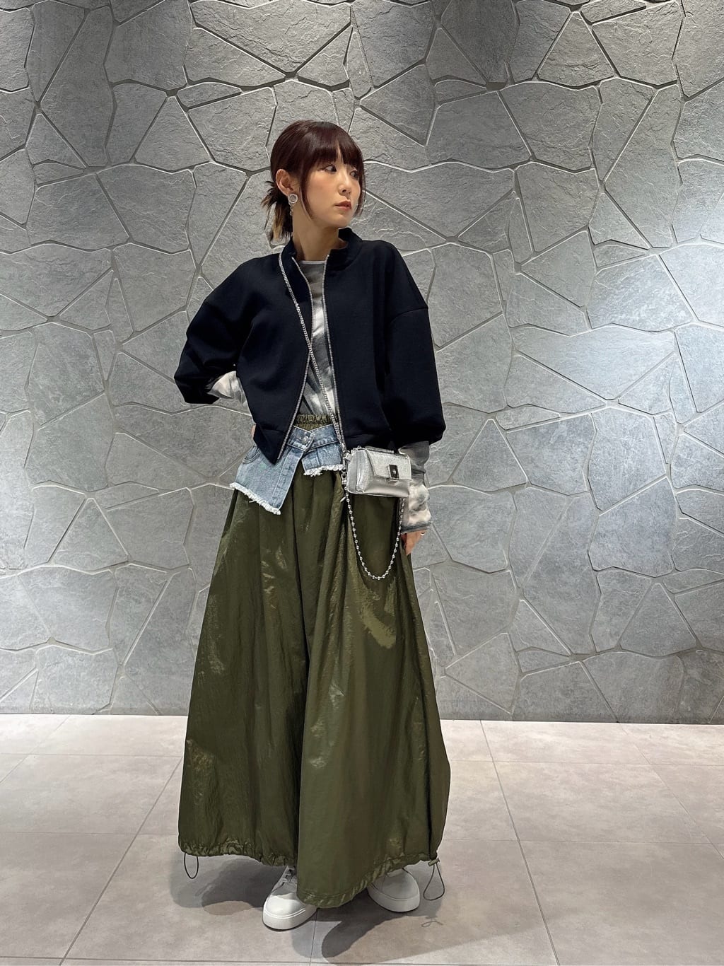 LASUDのデニムドッキングデザインスカートを使ったコーディネートを紹介します。｜Rakuten Fashion(楽天ファッション／旧楽天ブランドアベニュー)5166388