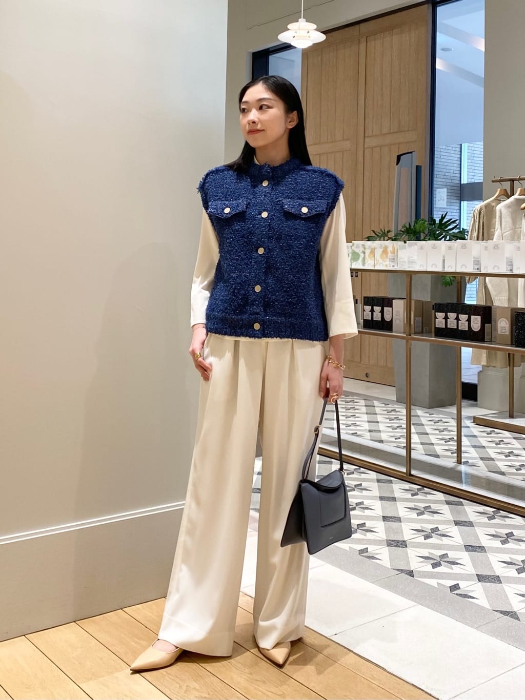 TOMORROWLANDの2-wayストレッチ タイ付きスタンドカラーブラウスを使っ