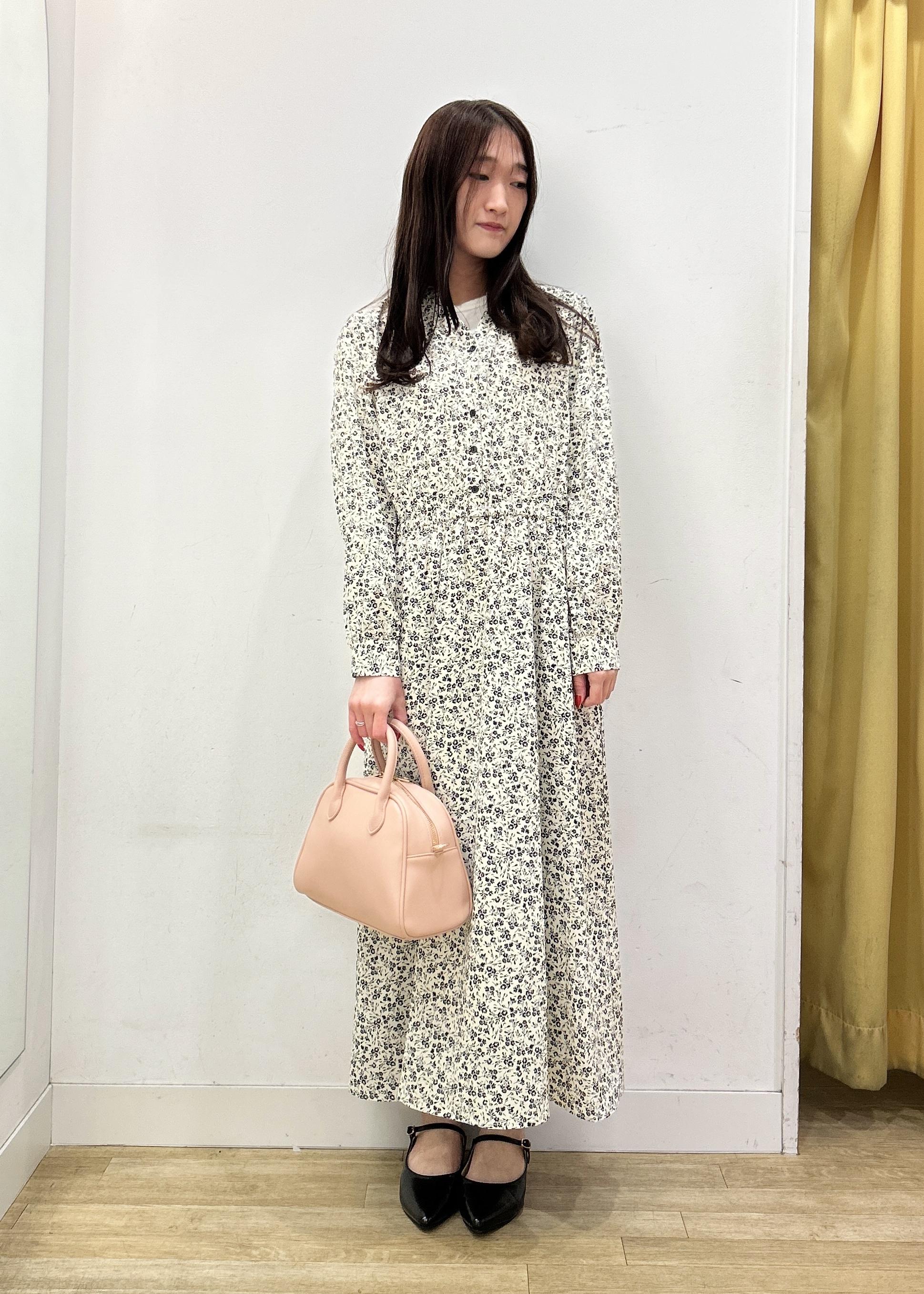 ROPE' PICNICの小花柄スキッパーロングワンピースを使ったコーディネートを紹介します。｜Rakuten Fashion(楽天ファッション／旧楽天ブランドアベニュー)5273149