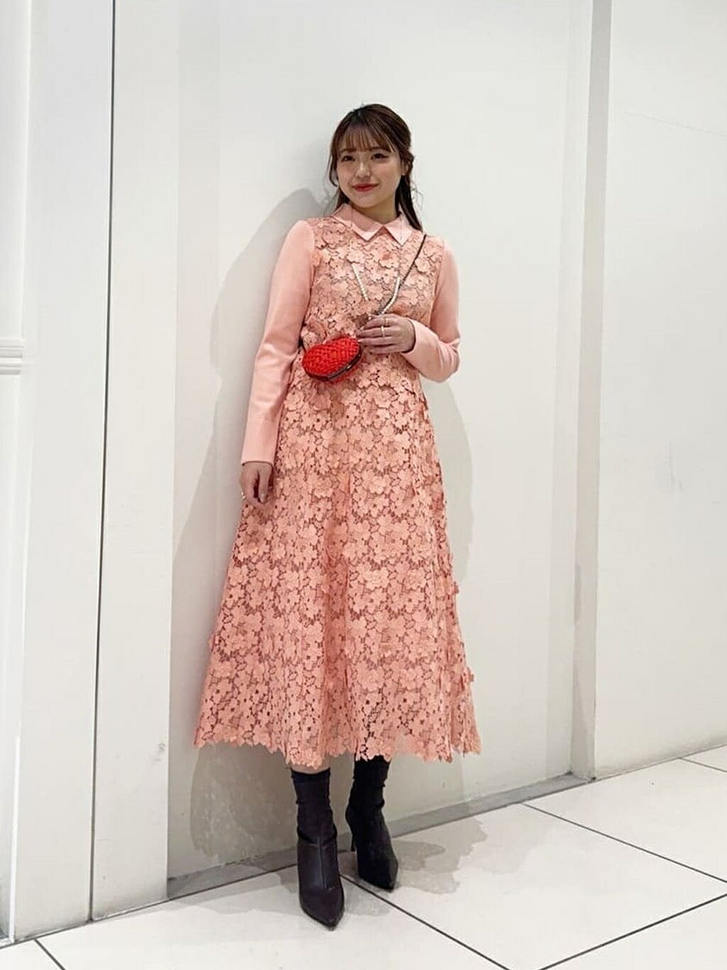 allurevilleの【LOULOU WILLOUGHBY】ケミカルフラワーレーススカートを使ったコーディネートを紹介します。｜Rakuten Fashion(楽天ファッション／旧楽天ブランドアベニュー)5190765