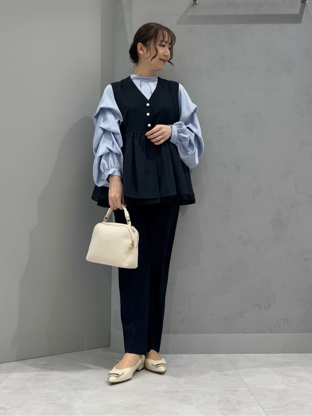 Vinのセンタープレスネイビーテーパードパンツを使ったコーディネートを紹介します。｜Rakuten Fashion(楽天ファッション／旧楽天ブランドアベニュー)5206174