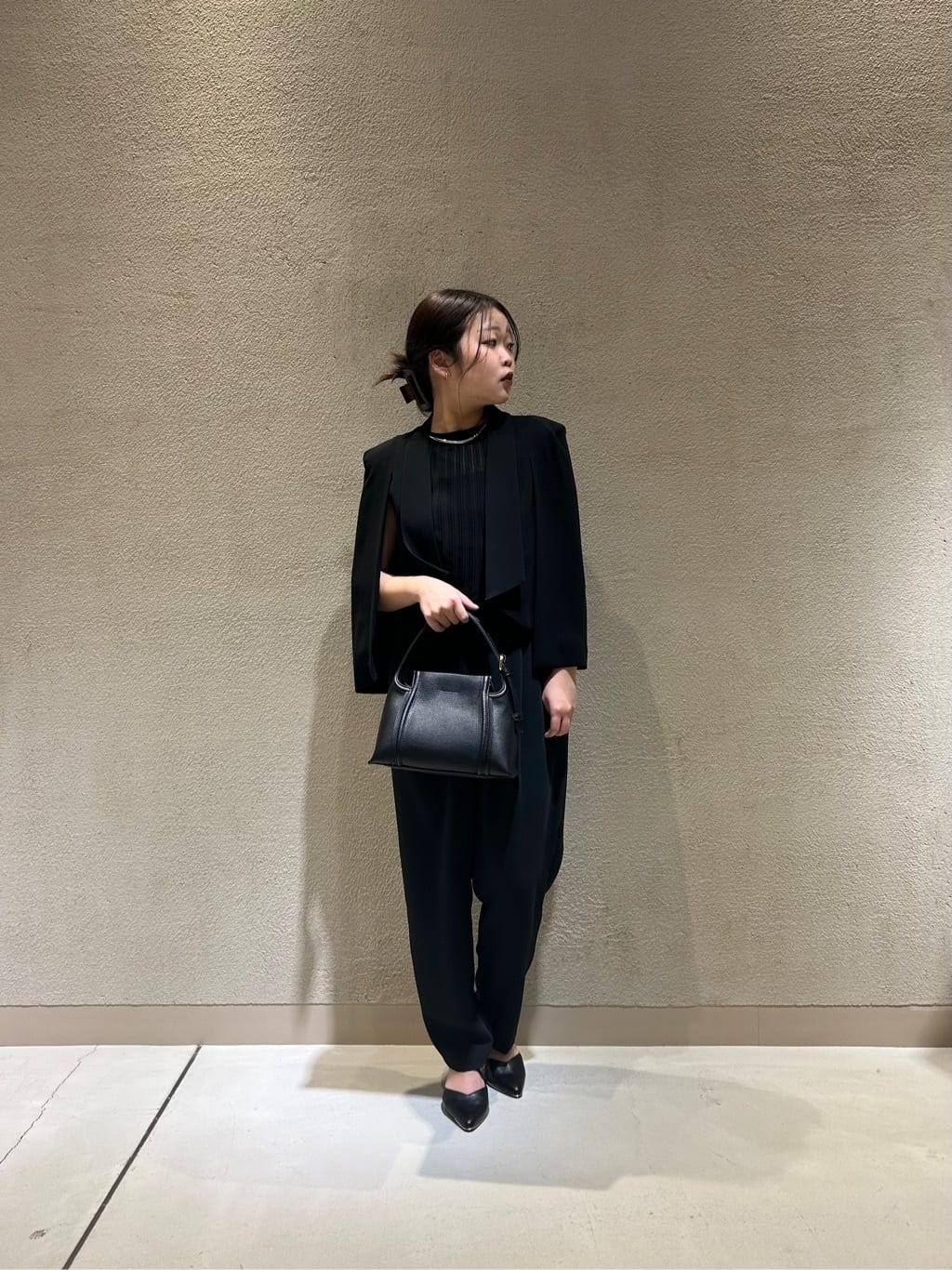 Vinのケープデザインショートジャケットを使ったコーディネートを紹介します。｜Rakuten Fashion(楽天ファッション／旧楽天ブランドアベニュー)5207171