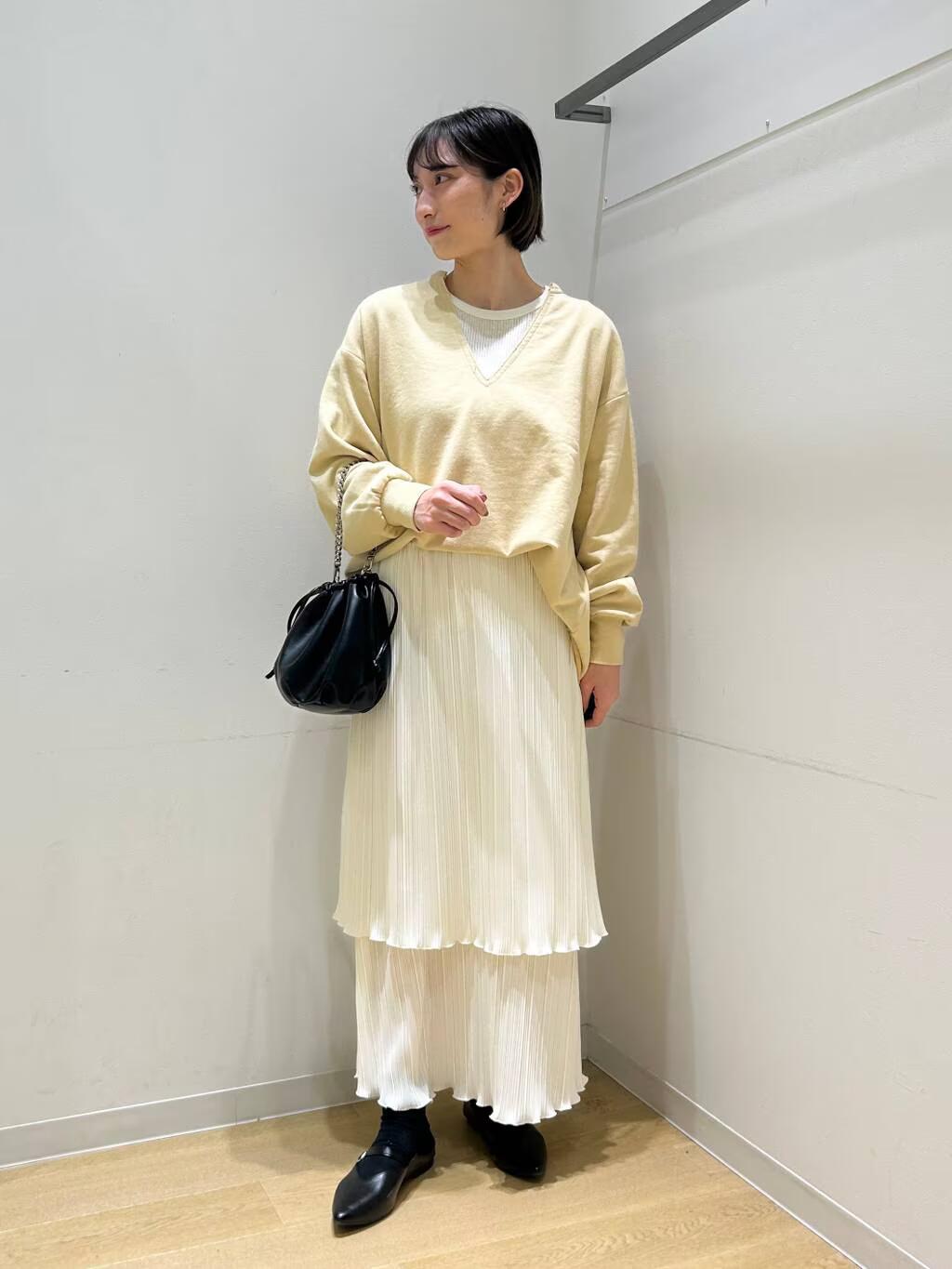 LAKOLEのVネック裏毛プルオーバーを使ったコーディネートを紹介します。｜Rakuten Fashion(楽天ファッション／旧楽天ブランドアベニュー)5208948