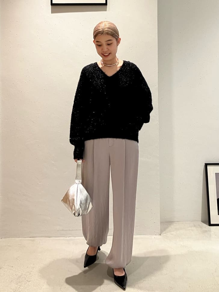1er ArrondissementのスパークルメッシュVネックニットプルオーバーを使ったコーディネートを紹介します。｜Rakuten Fashion(楽天ファッション／旧楽天ブランドアベニュー)5214597