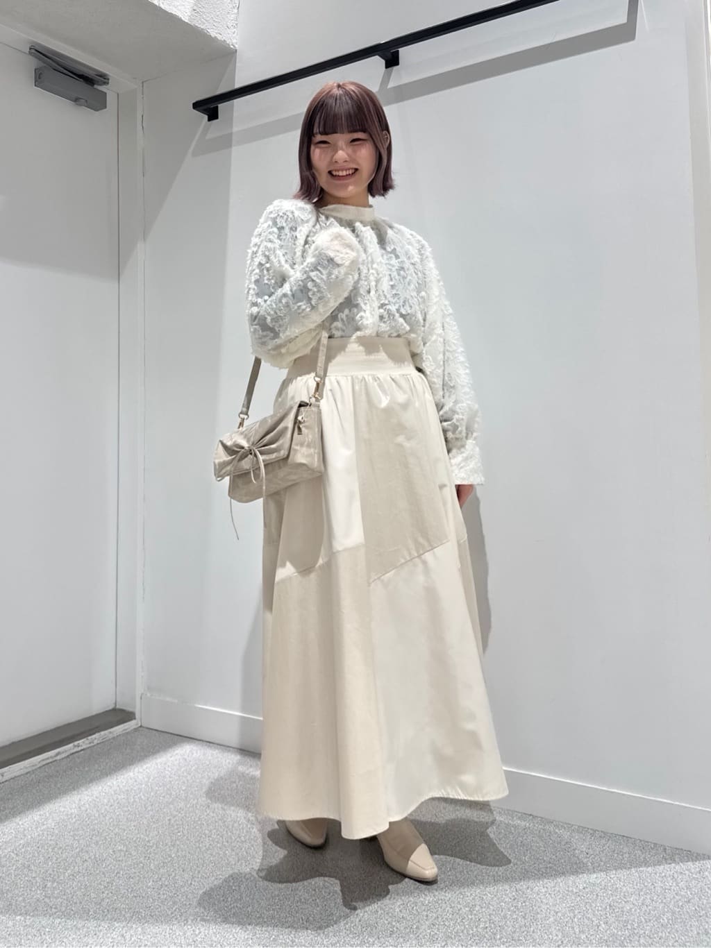 Vinのフラワーカットジャガードシアーブラウスを使ったコーディネートを紹介します。｜Rakuten Fashion(楽天ファッション／旧楽天ブランドアベニュー)5215738