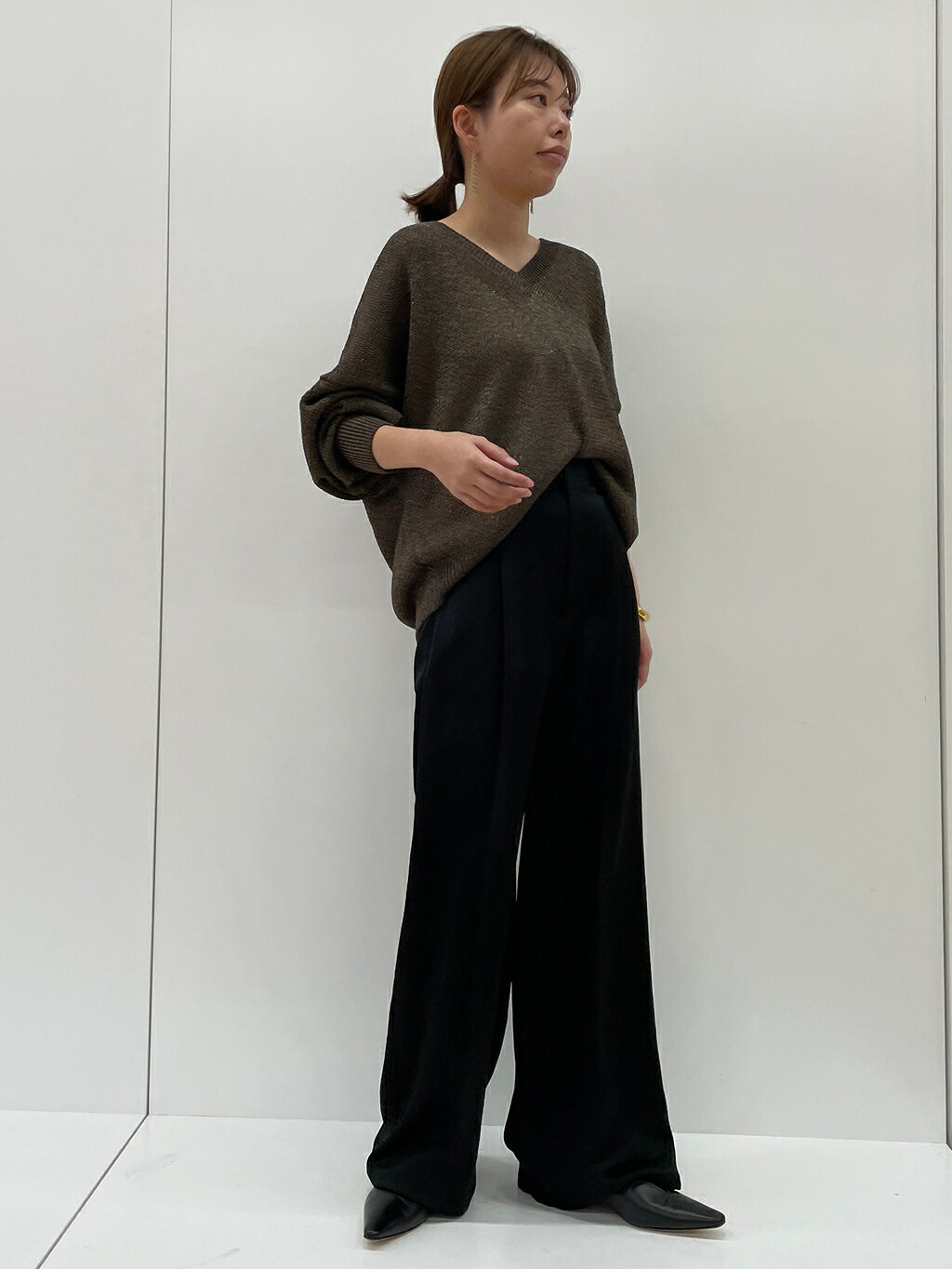 1er ArrondissementのブライトニットVネックプルオーバーを使ったコーディネートを紹介します。｜Rakuten Fashion(楽天ファッション／旧楽天ブランドアベニュー)5215849