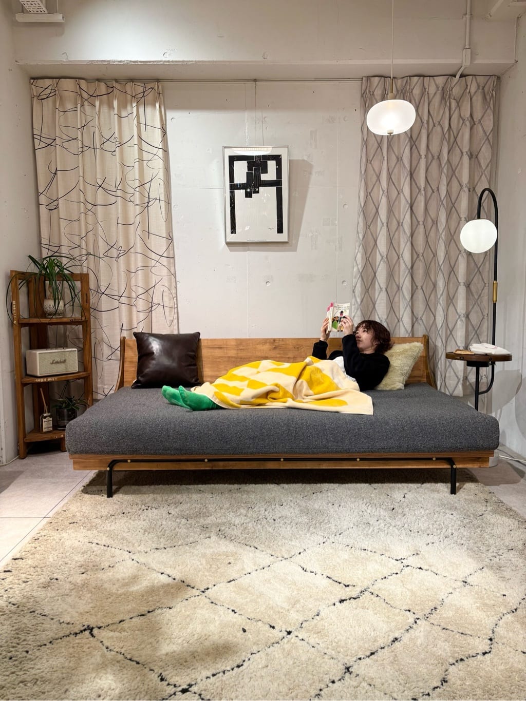 journal standard Furnitureの《予約》MEDINA RUG 200X200 メディナラグを使ったコーディネートを紹介します。｜Rakuten Fashion(楽天ファッション／旧楽天ブランドアベニュー)5229508