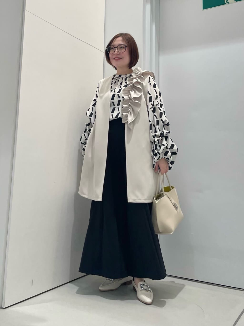 Vinのジオメトリックボリュームスリーブブラウス(white,white×black)を使ったコーディネートを紹介します。｜Rakuten Fashion(楽天ファッション／旧楽天ブランドアベニュー)5232506
