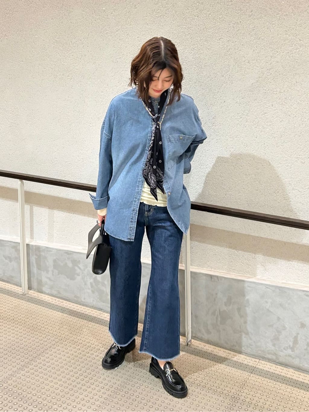 Spick & Spanのバンドカラーボックスダンガリーシャツを使った