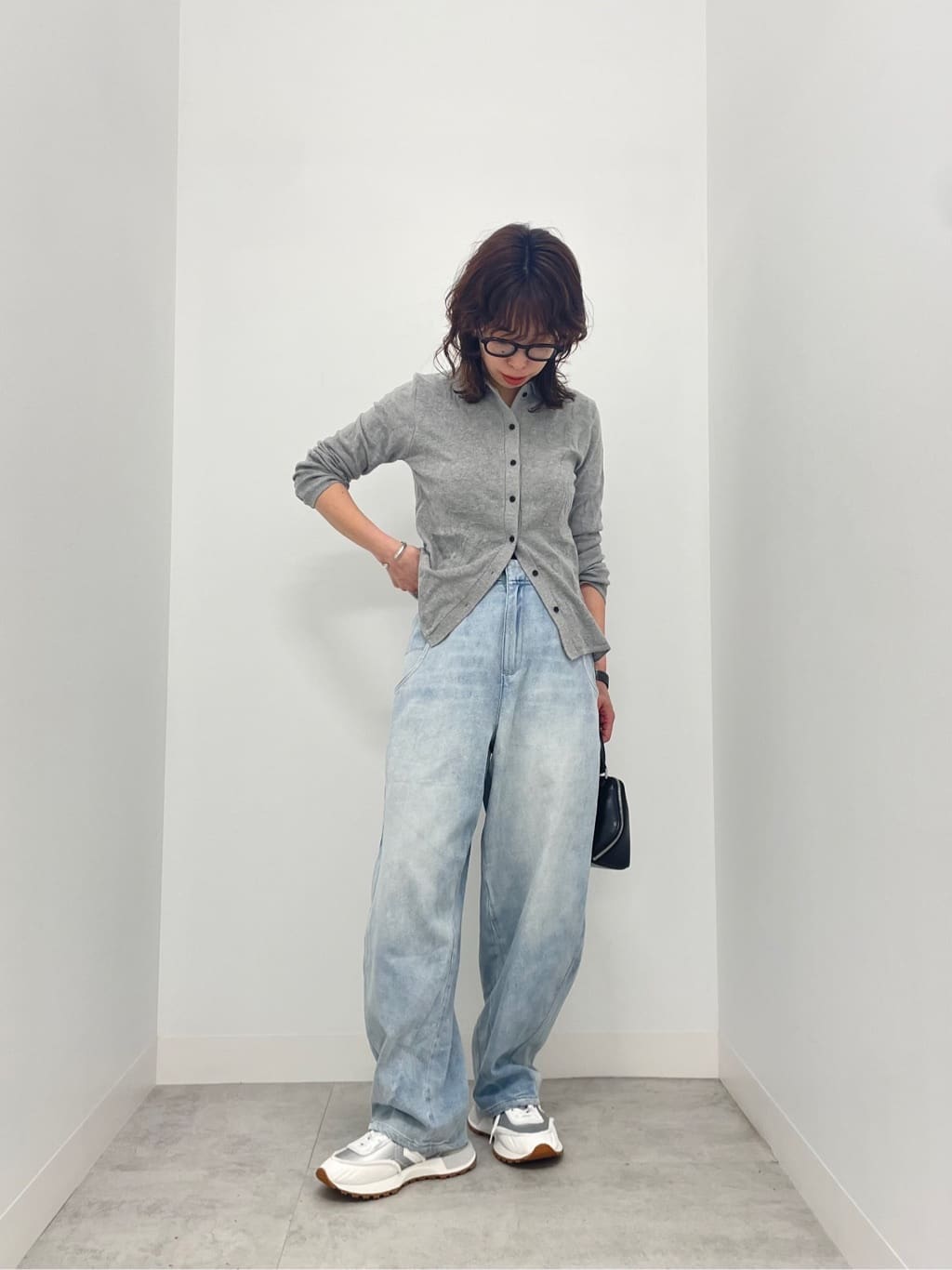 Vinのカットデザインデニムカーブパンツを使ったコーディネートを紹介します。｜Rakuten Fashion(楽天ファッション／旧楽天ブランドアベニュー)5245275