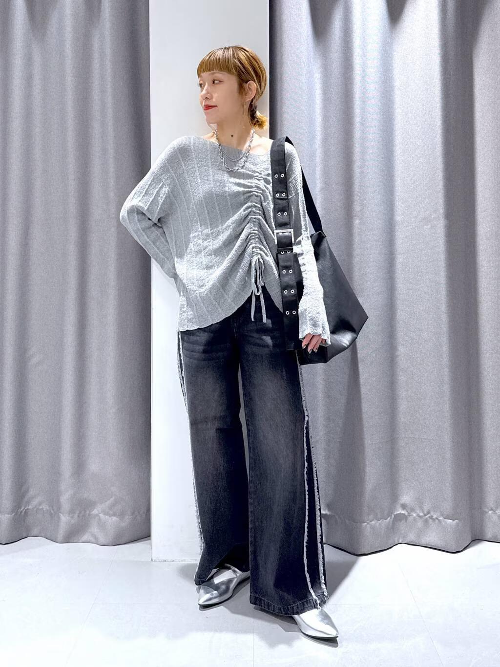 LAKOLEのサイドラインフリンジデニムを使ったコーディネートを紹介します。｜Rakuten Fashion(楽天ファッション／旧楽天ブランドアベニュー)5245890