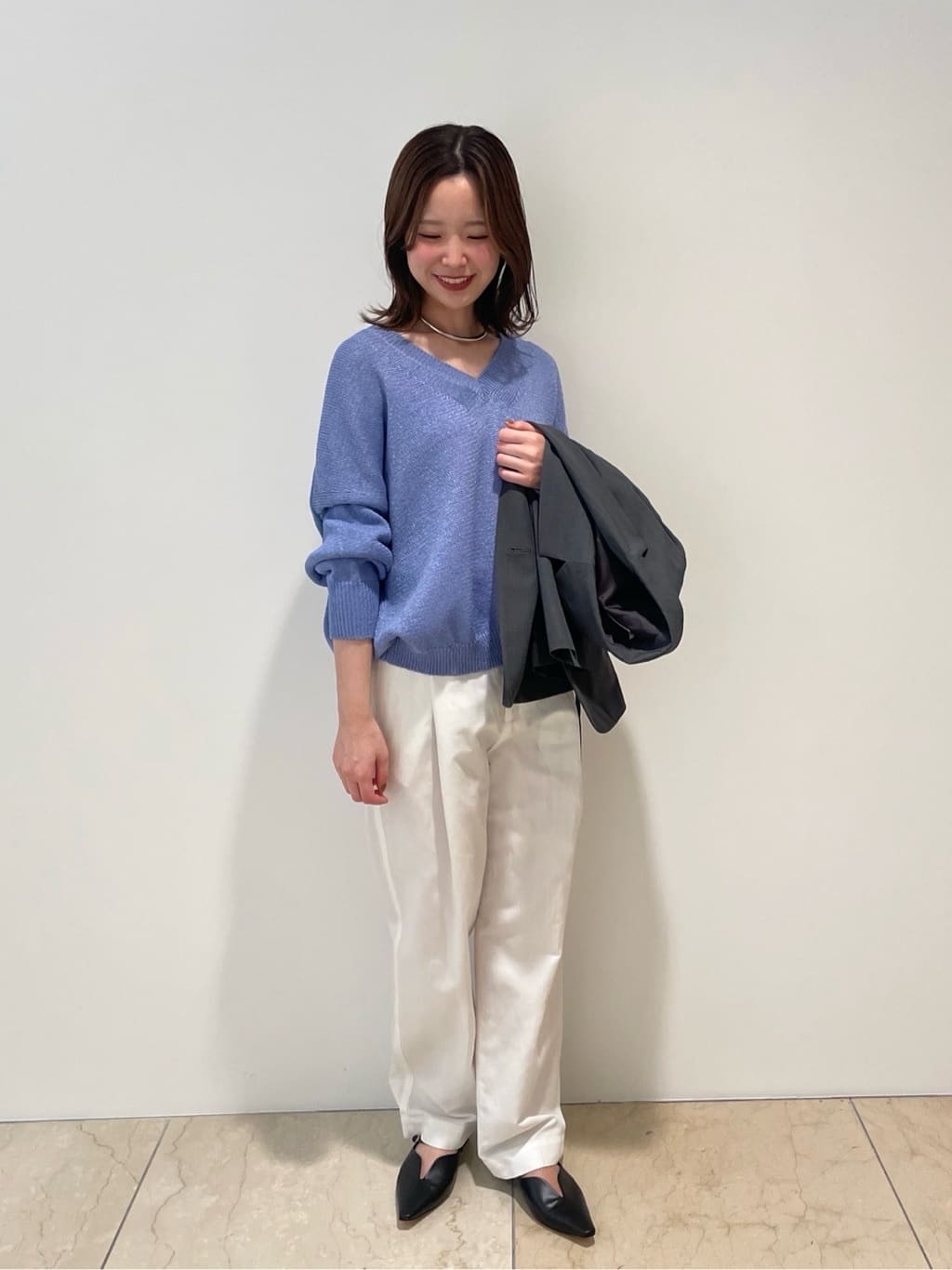 1er ArrondissementのブライトニットVネックプルオーバーを使ったコーディネートを紹介します。｜Rakuten Fashion(楽天ファッション／旧楽天ブランドアベニュー)5275291