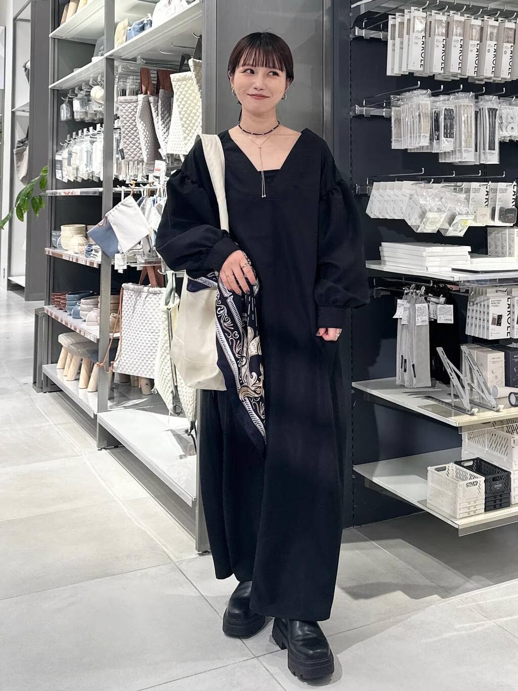 LAKOLEの袖ボリューム長袖ワンピースを使ったコーディネートを紹介します。｜Rakuten Fashion(楽天ファッション／旧楽天ブランドアベニュー)5277608