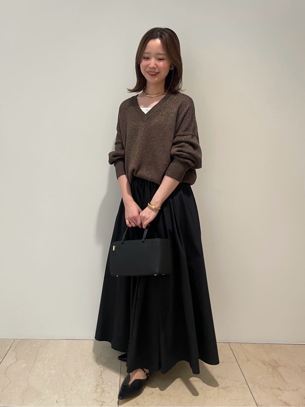 1er ArrondissementのブライトニットVネックプルオーバーを使ったコーディネートを紹介します。｜Rakuten Fashion(楽天ファッション／旧楽天ブランドアベニュー)5281515