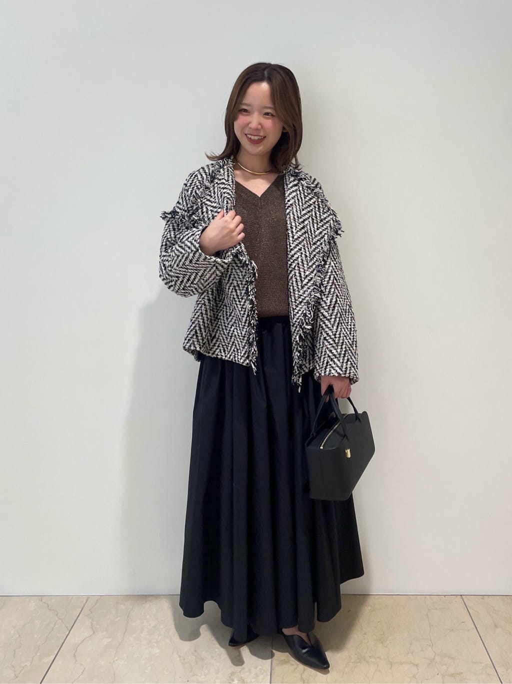 1er ArrondissementのブライトニットVネックプルオーバーを使ったコーディネートを紹介します。｜Rakuten Fashion(楽天ファッション／旧楽天ブランドアベニュー)5282338