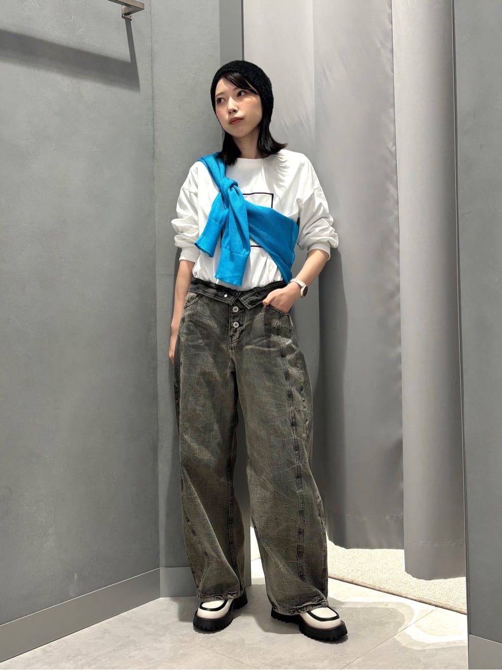 LASUDのオーバーダイカーブデニムパンツを使ったコーディネートを紹介します。｜Rakuten Fashion(楽天ファッション／旧楽天ブランドアベニュー)5282533