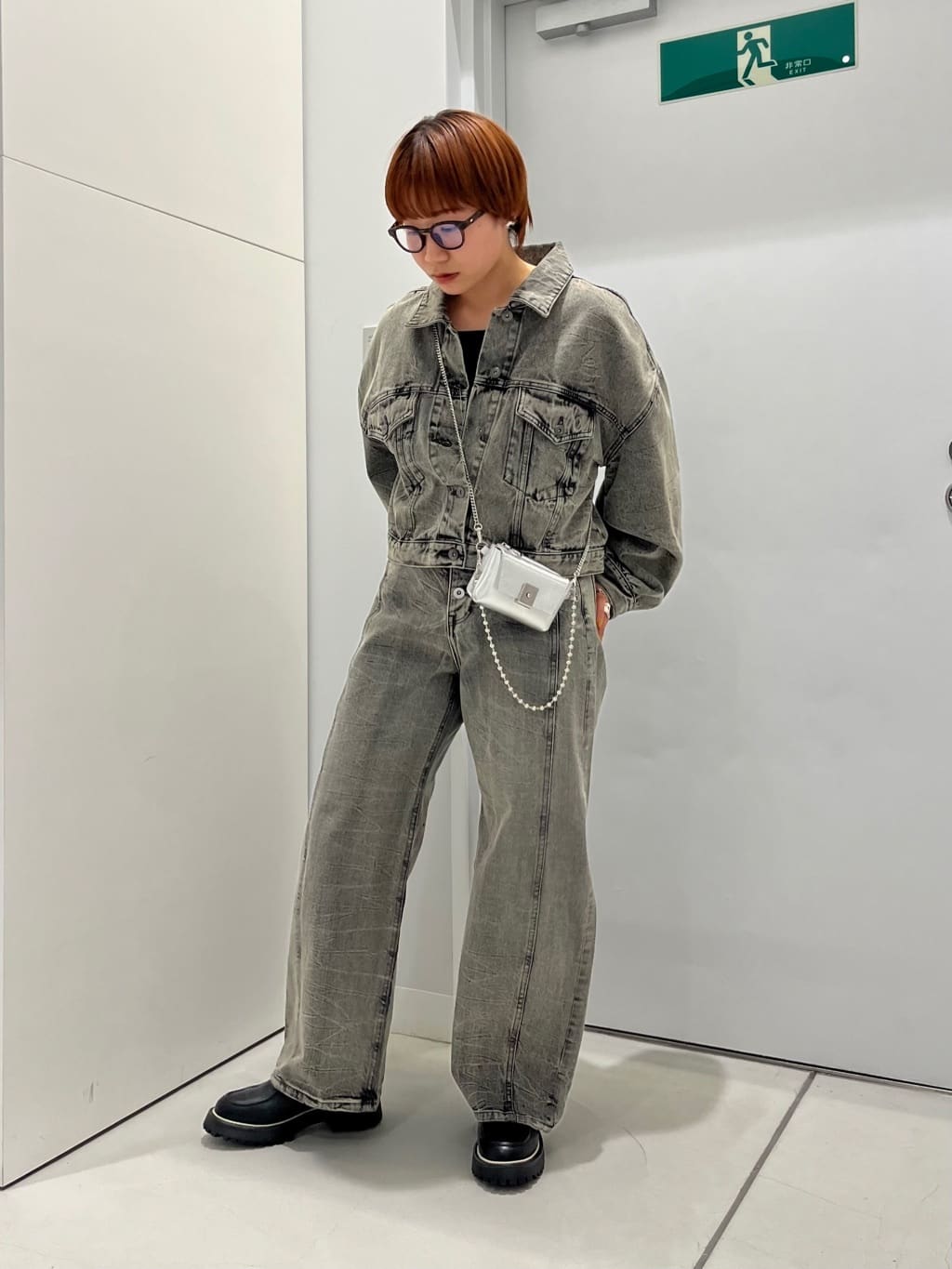 LASUDのオーバーダイカーブデニムパンツを使ったコーディネートを紹介します。｜Rakuten Fashion(楽天ファッション／旧楽天ブランドアベニュー)5285155