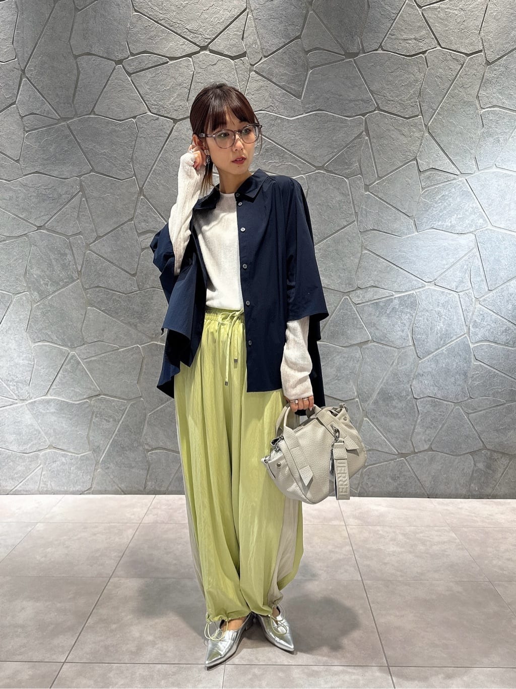 Vinのサイドラインパラシュートパンツを使ったコーディネートを紹介します。｜Rakuten Fashion(楽天ファッション／旧楽天ブランドアベニュー)5308264