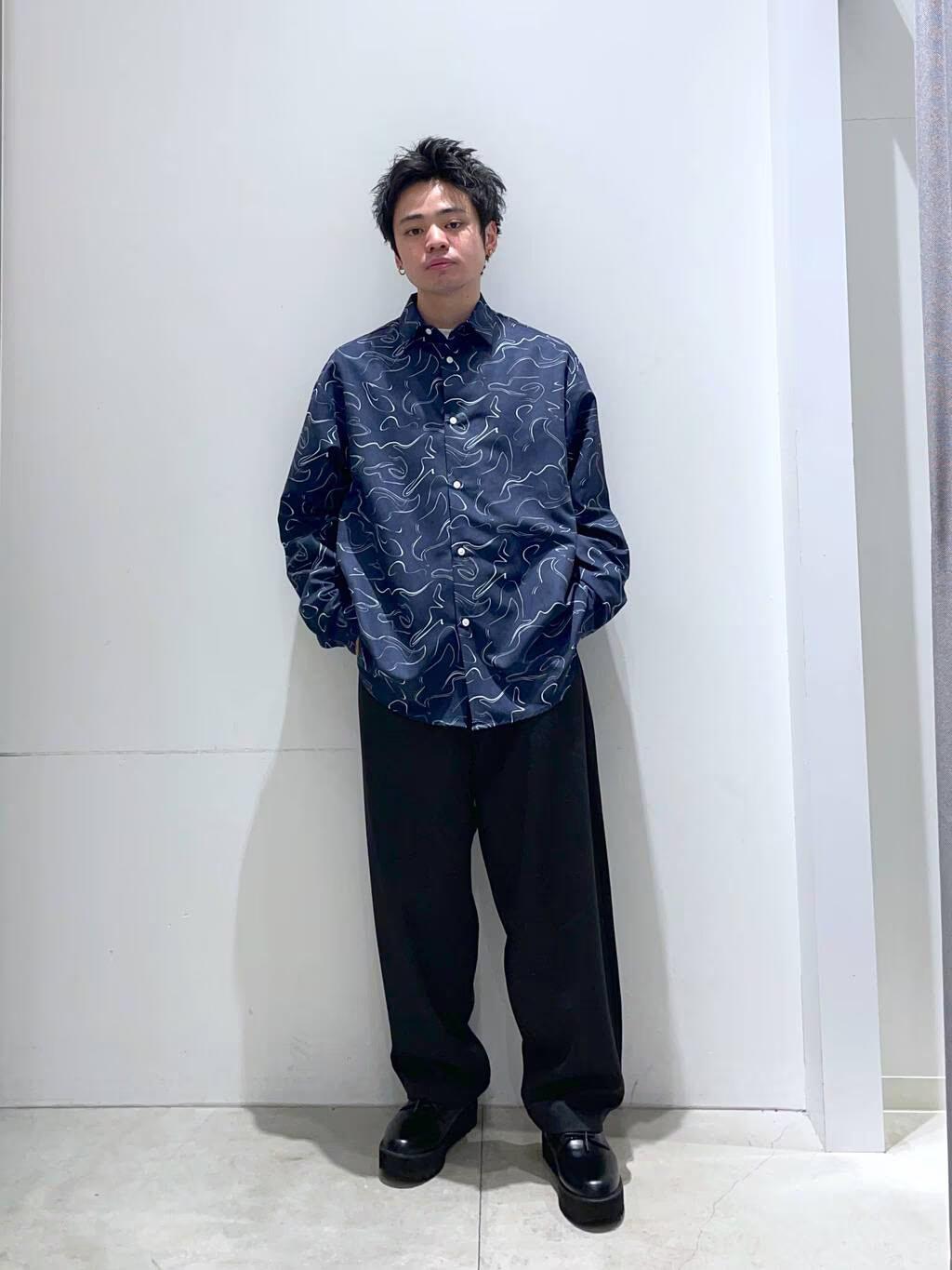 LAKOLEのスエード柄シャツを使ったコーディネートを紹介します。｜Rakuten Fashion(楽天ファッション／旧楽天ブランドアベニュー)5311797