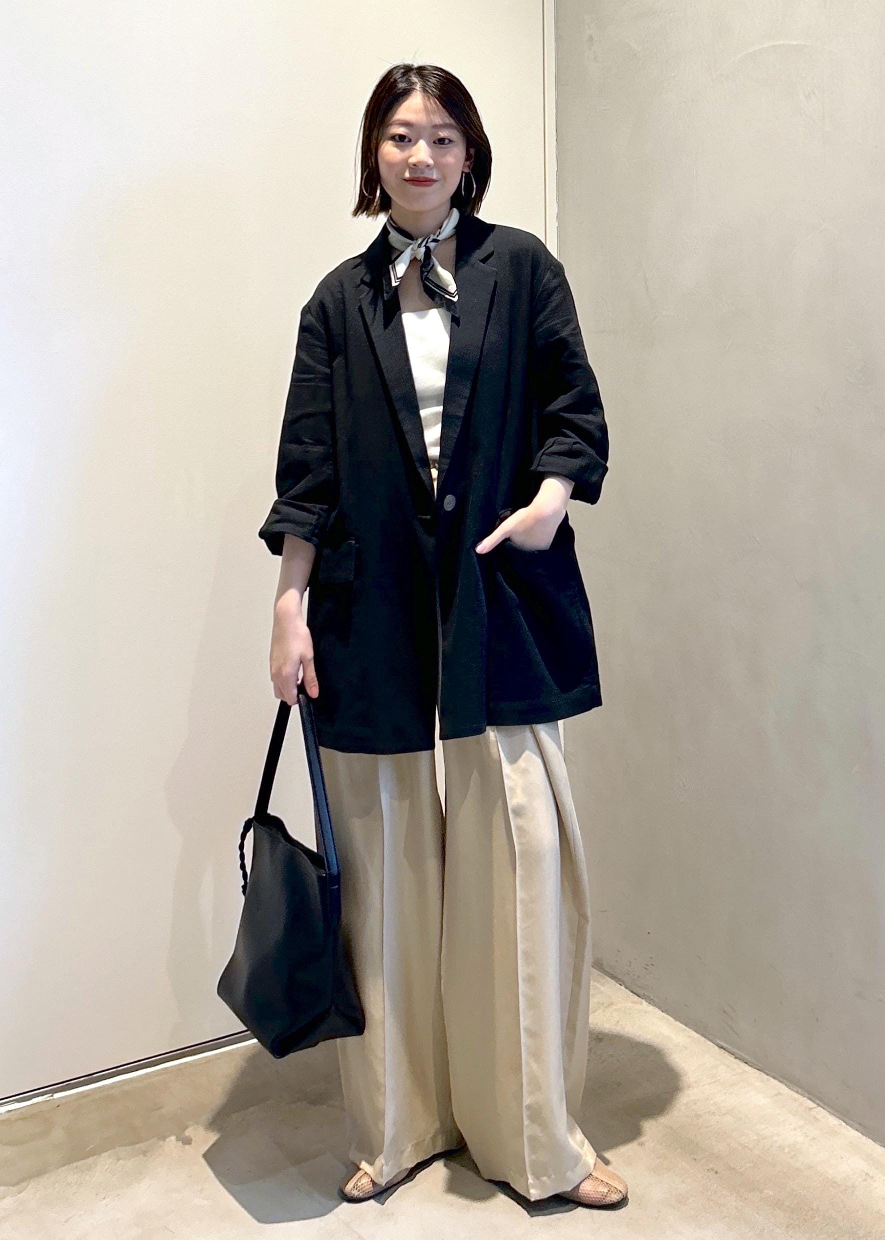 SALON adam et rope'の[25SS]GENTLE SILK パンツ【セットアップ対応】を使ったコーディネートを紹介します。｜Rakuten Fashion(楽天ファッション／旧楽天ブランドアベニュー)5366937