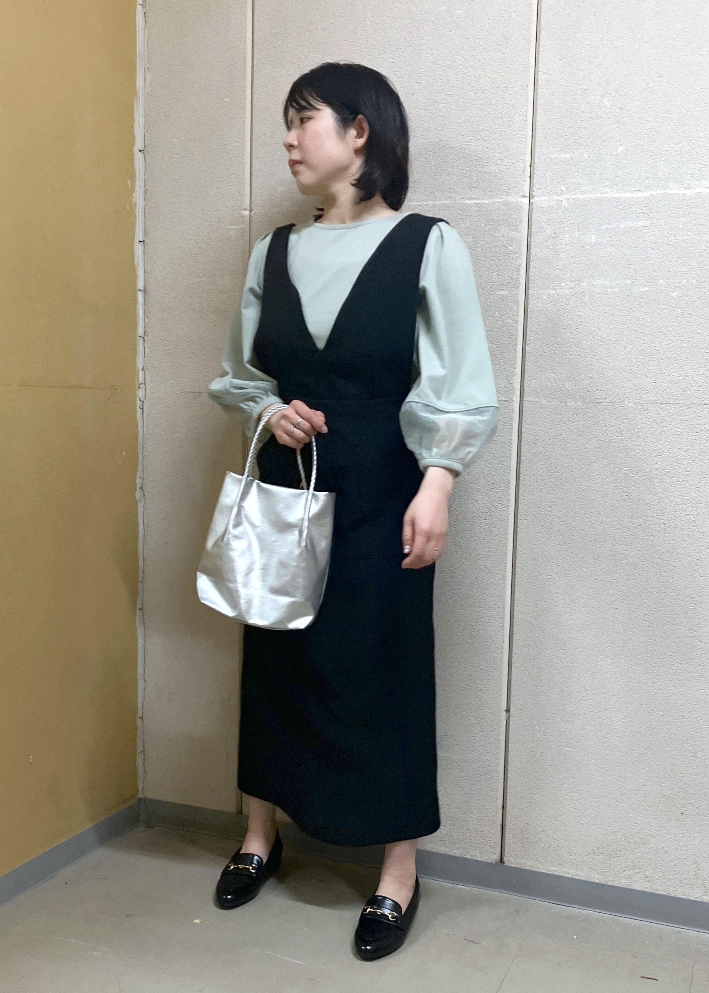 ROPE' PICNICのデザインポケットジャンパースカートを使ったコーディネートを紹介します。｜Rakuten Fashion(楽天ファッション／旧楽天ブランドアベニュー)5436596