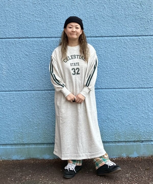 BEAMS HEARTのスウェット カレッジ ロゴワンピースを使ったコーディネートを紹介します。｜Rakuten Fashion(楽天ファッション／旧楽天ブランドアベニュー)5331112