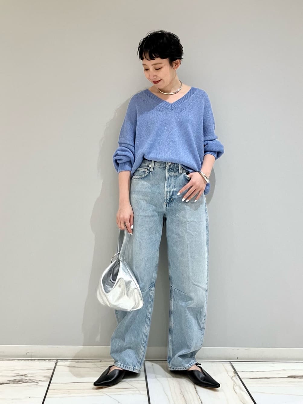 1er ArrondissementのブライトニットVネックプルオーバーを使ったコーディネートを紹介します。｜Rakuten Fashion(楽天ファッション／旧楽天ブランドアベニュー)5337515