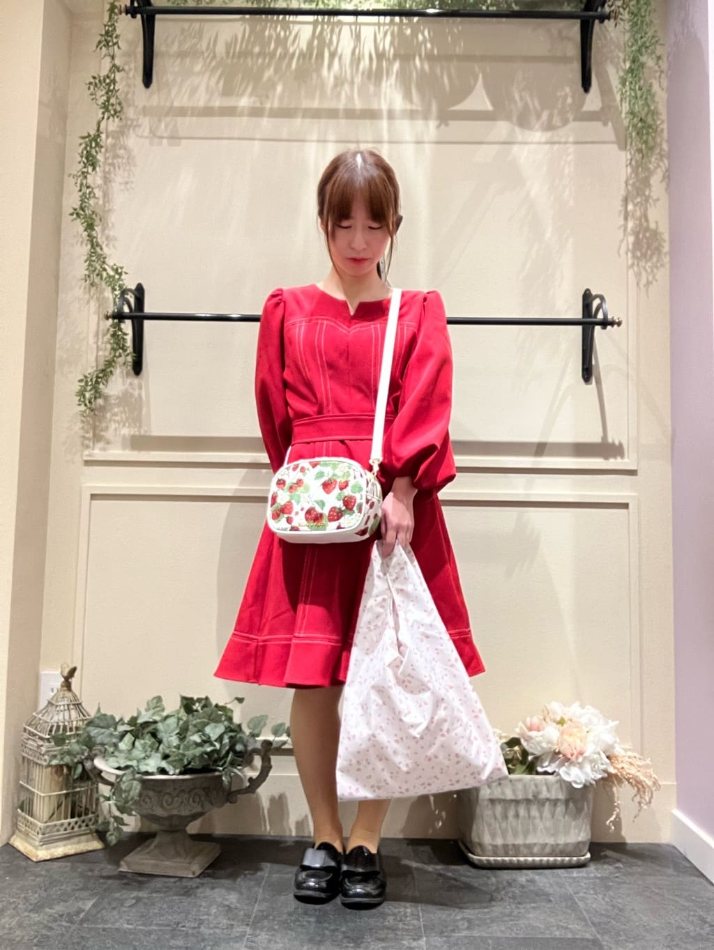 Maison de FLEURのイチゴ柄ゴブランショルダーバッグを使った 