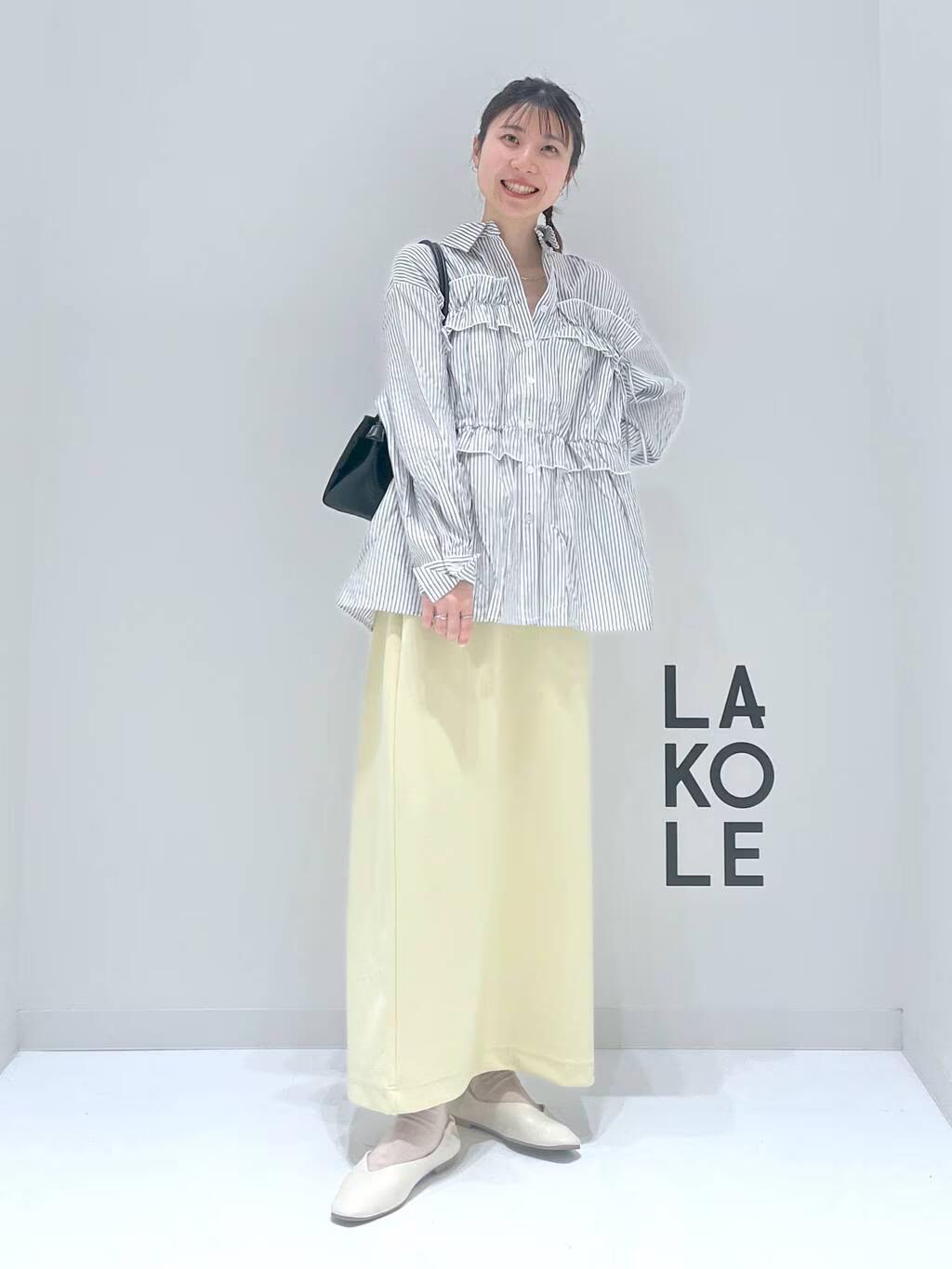 LAKOLEのストライプフリルシャツを使ったコーディネートを紹介します。｜Rakuten Fashion(楽天ファッション／旧楽天ブランドアベニュー)5342873