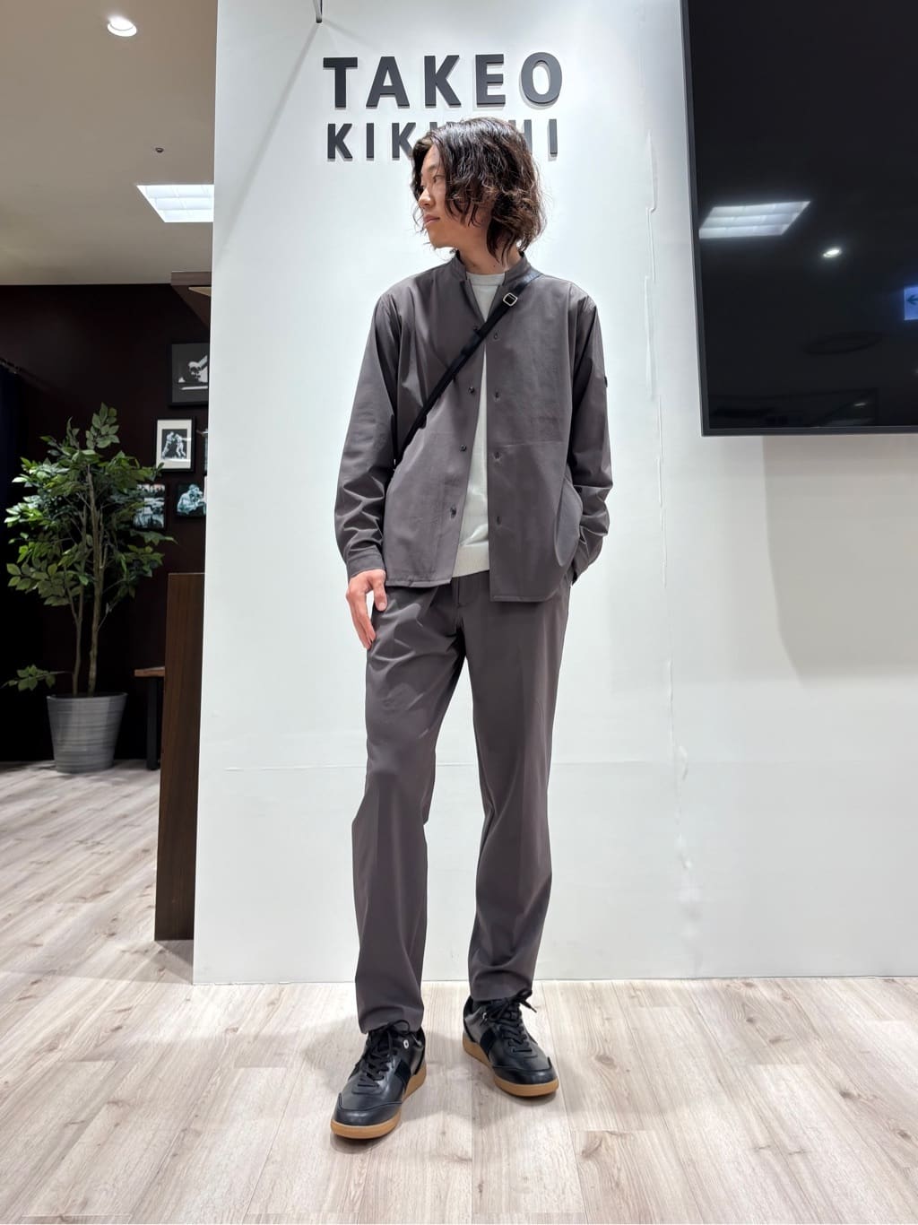 TAKEO KIKUCHIの【軽羽織】ハイストレッチ オープンバンドカラー シャツを使ったコーディネートを紹介します。｜Rakuten Fashion(楽天ファッション／旧楽天ブランドアベニュー)5349411