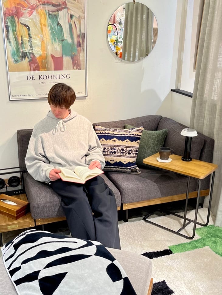 journal standard FurnitureのFEATHER CUSHION PRESS JSF クッション中材 45cm角を使ったコーディネートを紹介します。｜Rakuten Fashion(楽天ファッション／旧楽天ブランドアベニュー)5361382