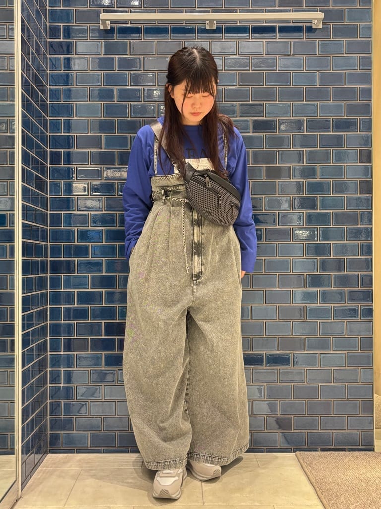 LASUDのドロストヘム箔ロゴロングTシャツを使ったコーディネートを紹介します。｜Rakuten Fashion(楽天ファッション／旧楽天ブランドアベニュー)5370206