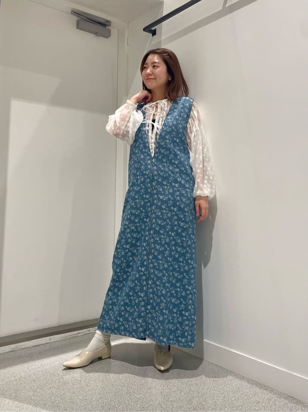 Vinのボタニカルジャガードデニムジャンパースカートを使ったコーディネートを紹介します。｜Rakuten Fashion(楽天ファッション／旧楽天ブランドアベニュー)5379821