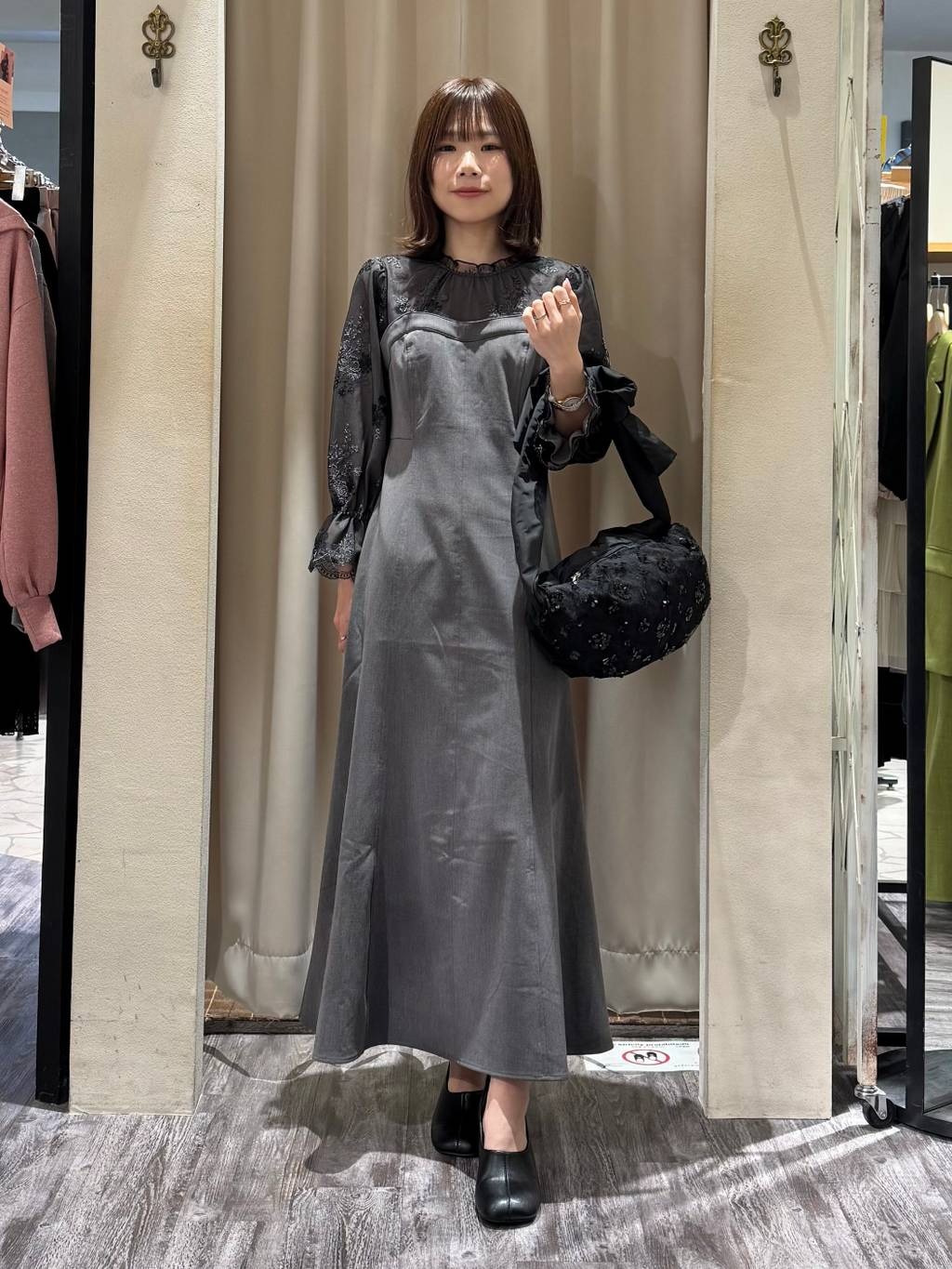 mysty womanのリボンショルダーサテン*スパンコールBAGを使ったコーディネートを紹介します。｜Rakuten Fashion(楽天ファッション／旧楽天ブランドアベニュー)5384863