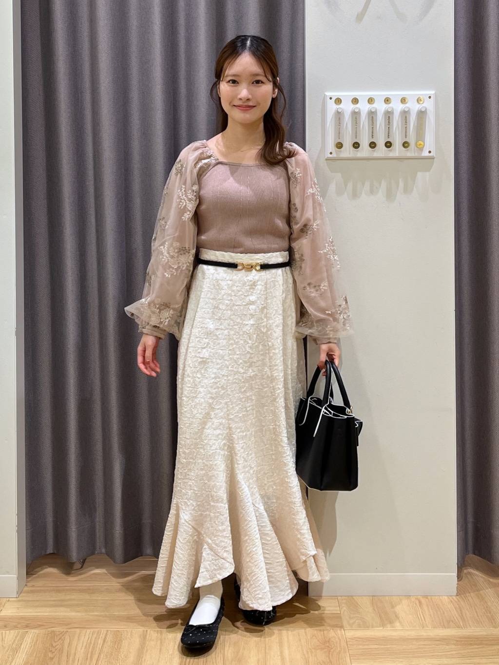 mysty womanのシャーリングエスカルゴスカート2を使ったコーディネートを紹介します。｜Rakuten Fashion(楽天ファッション／旧楽天ブランドアベニュー)5384615