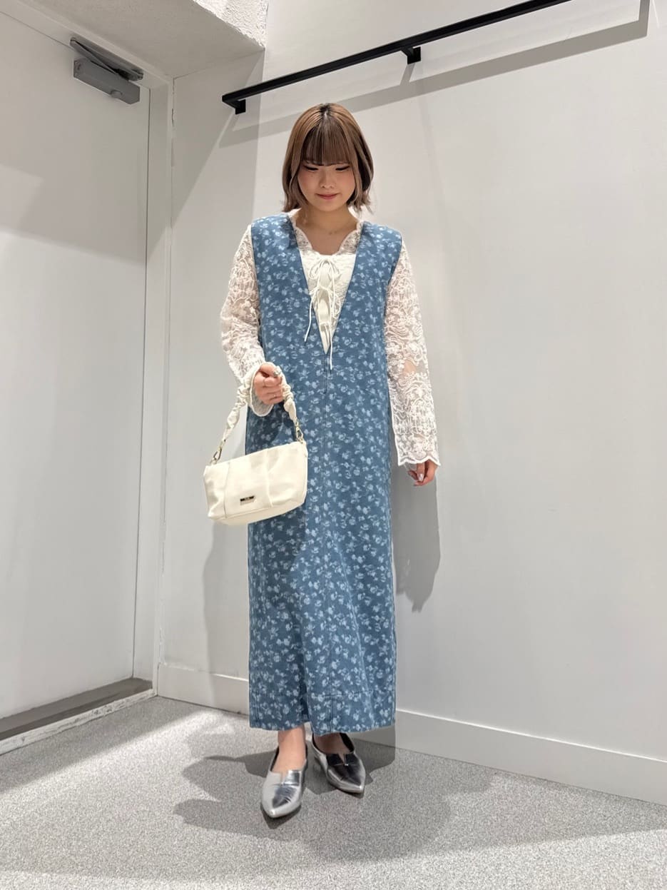 Vinのボタニカルジャガードデニムジャンパースカートを使ったコーディネートを紹介します。｜Rakuten Fashion(楽天ファッション／旧楽天ブランドアベニュー)5390736