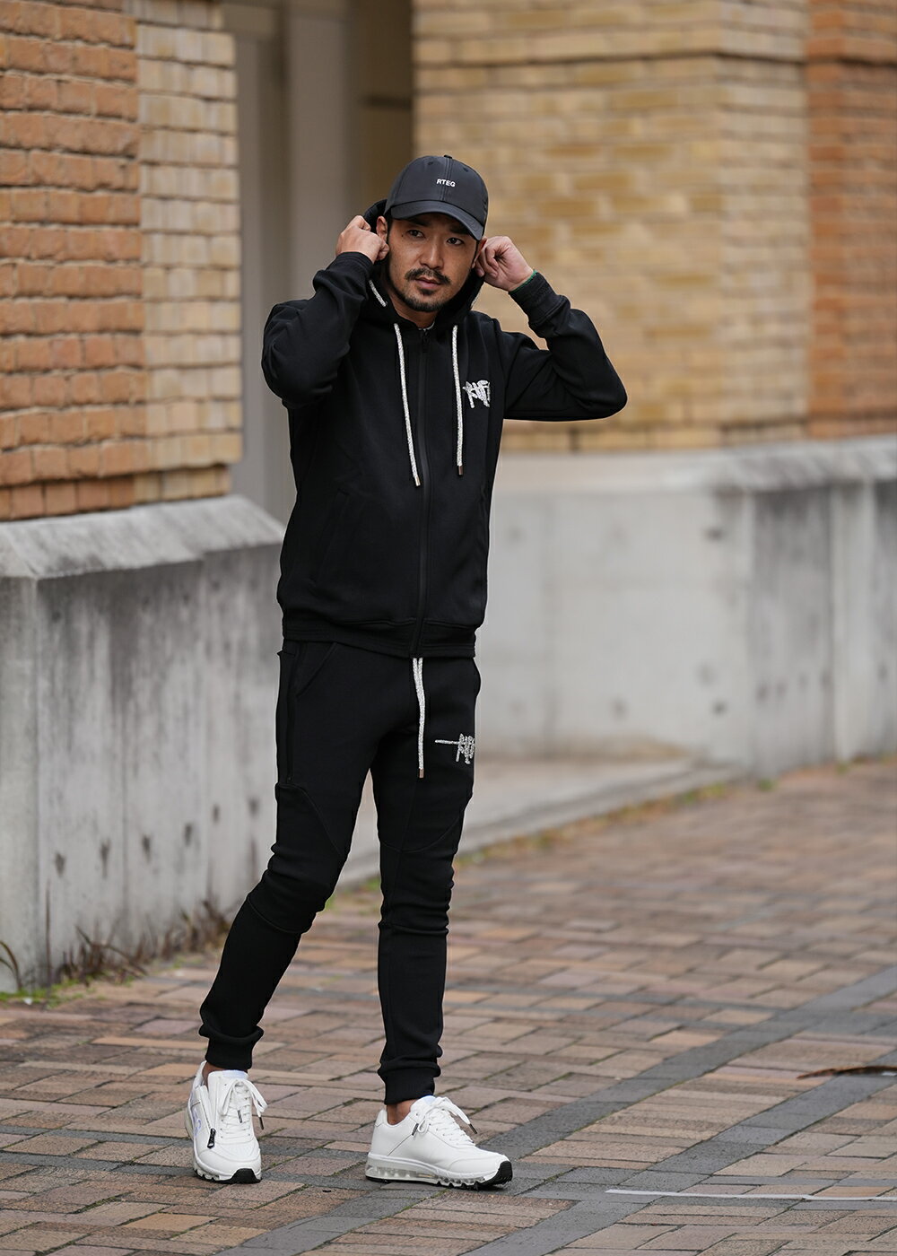 RTEG Distinctive セットアップ ブラック ラインストーン ロゴ RTEG Distinctive セットアップ ブラック ラインストーン ロゴ