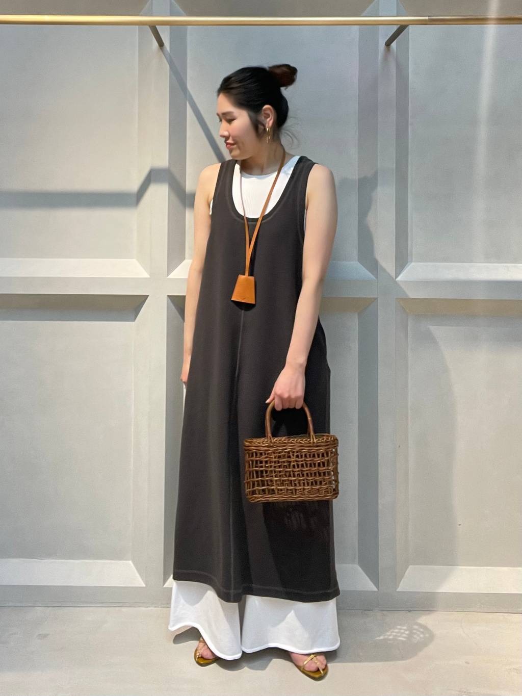 Curensologyのサテンサブレタンクトップワンピースを使ったコーディネートを紹介します。｜Rakuten Fashion(楽天ファッション／旧楽天ブランドアベニュー)5391287