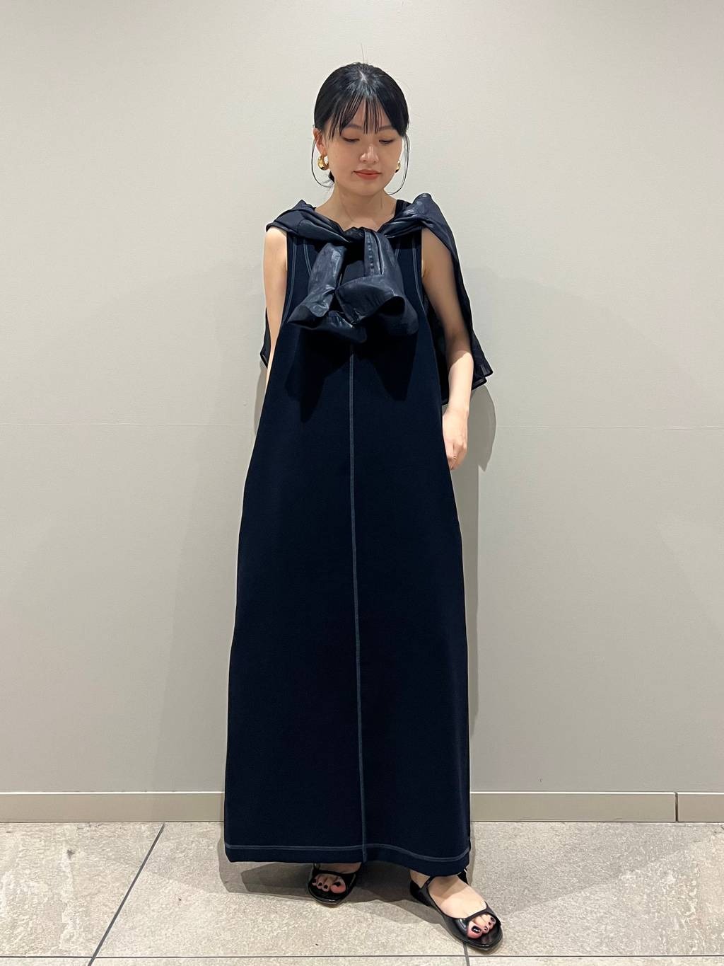 Curensologyのサテンサブレタンクトップワンピースを使ったコーディネートを紹介します。｜Rakuten Fashion(楽天ファッション／旧楽天ブランドアベニュー)5391258